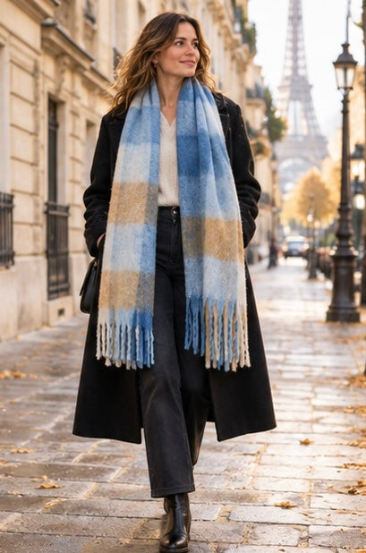 Bleu Glacier portée dans une rue de Paris en automne