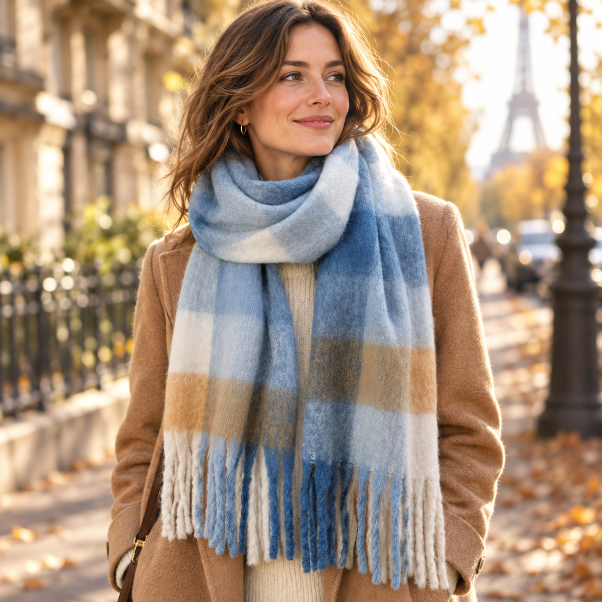 Bleu Glacier portée à Paris, manteau camel